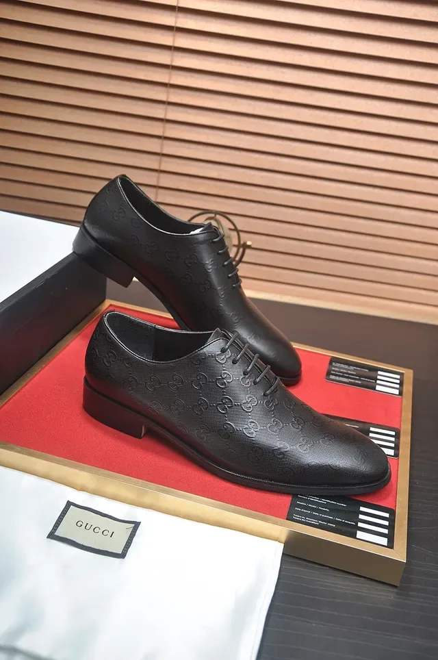 Gucci Sapatos Oxford de Couro Polido Preto Monogram-Embossed 4