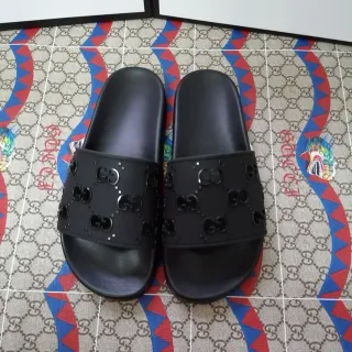 Gucci काला रबर निर्माण एम्बॉस्ड इंटरलॉकिंग G पट्टी स्लिपर्स