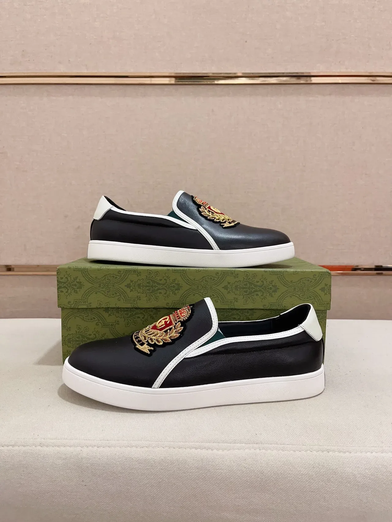 Gucci Black White Slip-On Construction Embroidered Heraldic Crest Lifestyle Sneakers 7