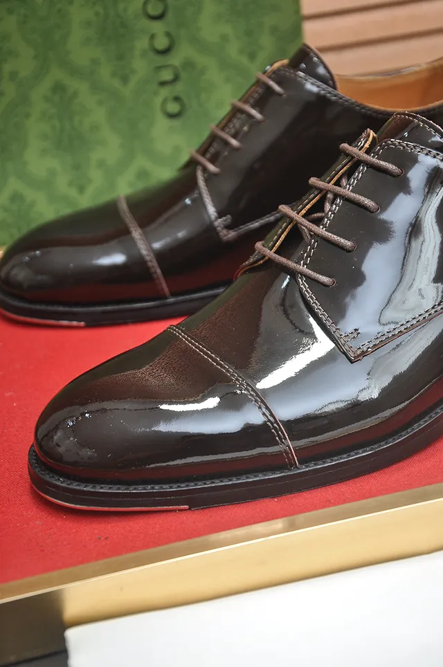 Gucci Chaussures Oxford en Cuir Patenté Marron à Embout 2