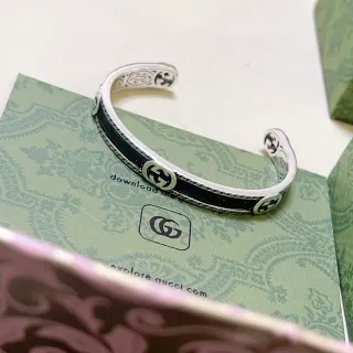 Gucci GG Marmont سوار أسود مينا مفتوح