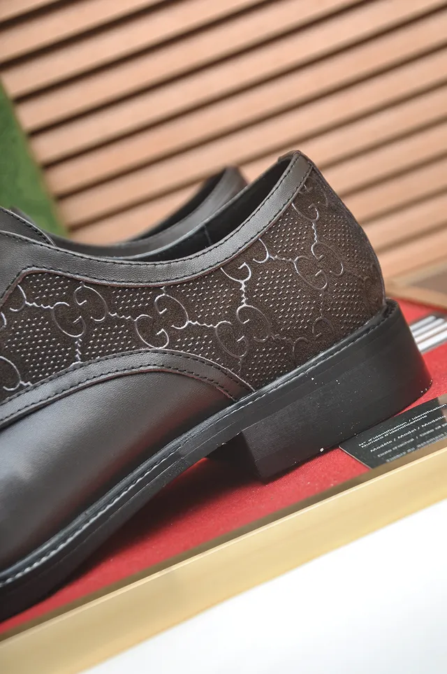 Gucci GG Marmont Castanho Preto Bico de Capacete Perfurado Painéis Laterais com Monograma Sapatos Oxford 2
