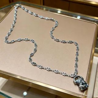 Gucci GG Marmont Fist 银色调吊坠项链