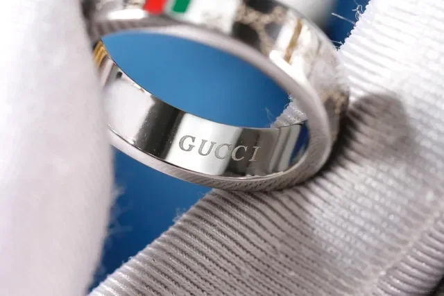 Anel Gucci GG Marmont Banda Metálica Dourada Vermelha Esmalte Web Stripe 3