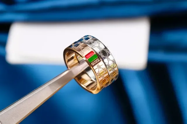 Anel Gucci GG Marmont Banda Metálica Dourada Vermelha Esmalte Web Stripe 4