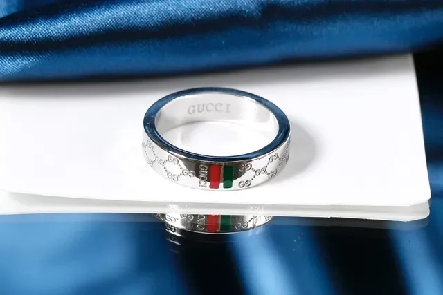 Anel Gucci GG Marmont Banda Metálica Dourada Vermelha Esmalte Web Stripe 5
