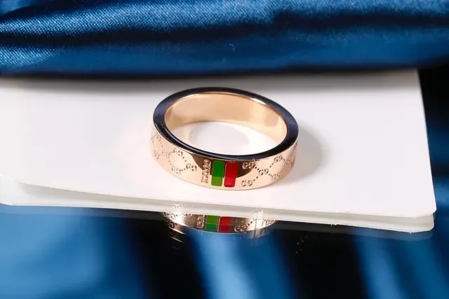 Anel Gucci GG Marmont Banda Metálica Dourada Vermelha Esmalte Web Stripe 6