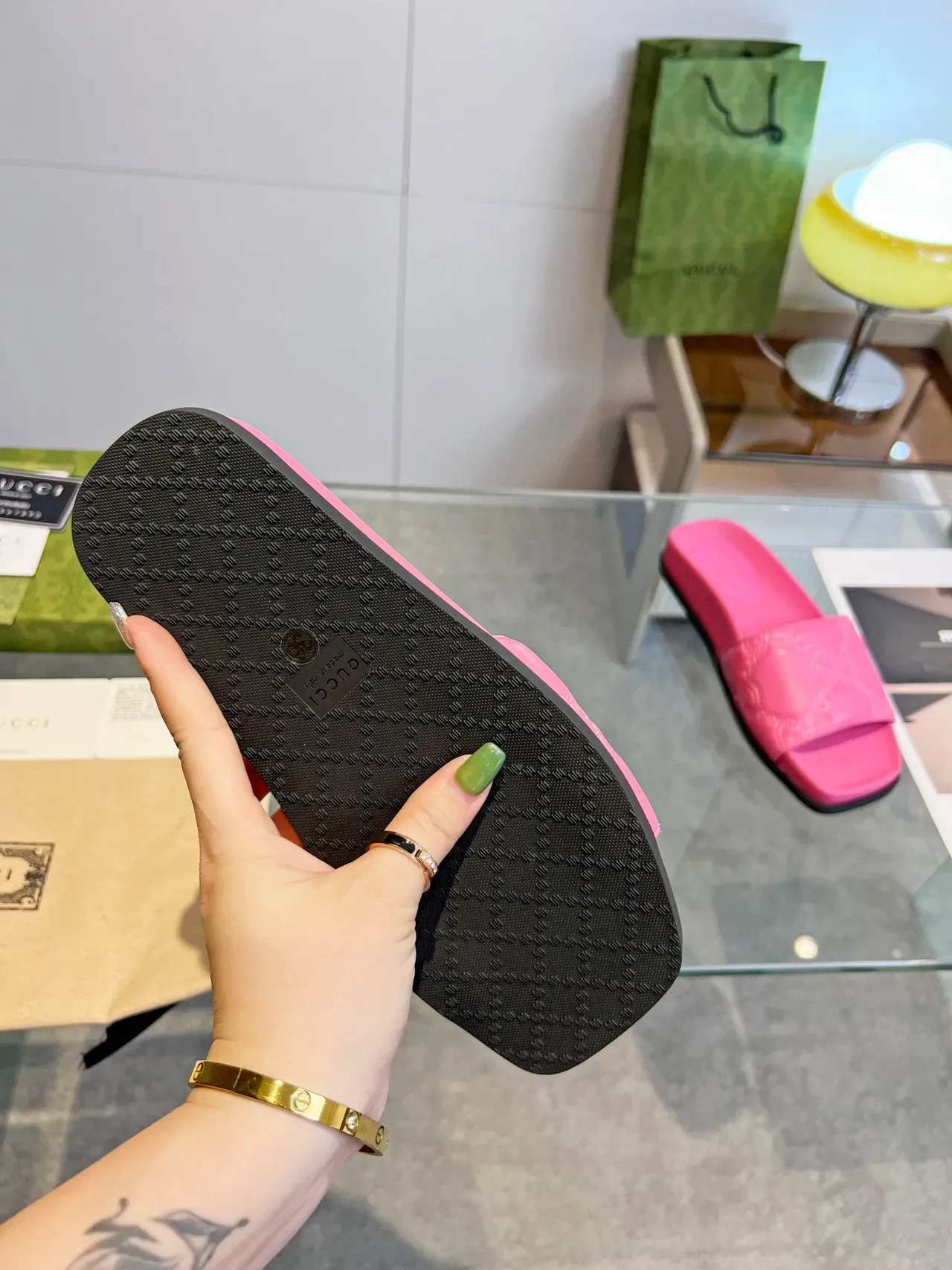 Gucci GG Marmont Slide Sandales Rose avec Bride Embossée 2