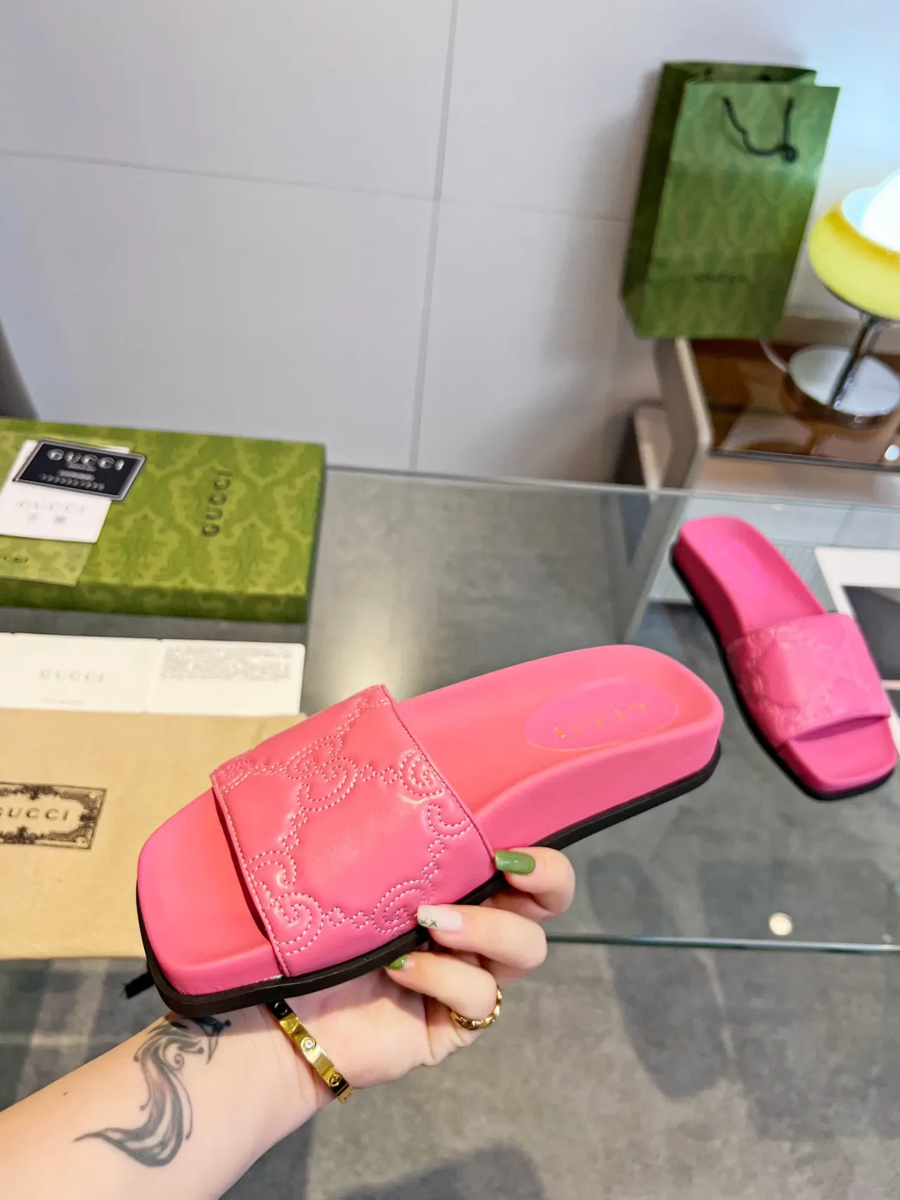 Gucci GG Marmont Slide Sandales Rose avec Bride Embossée 3
