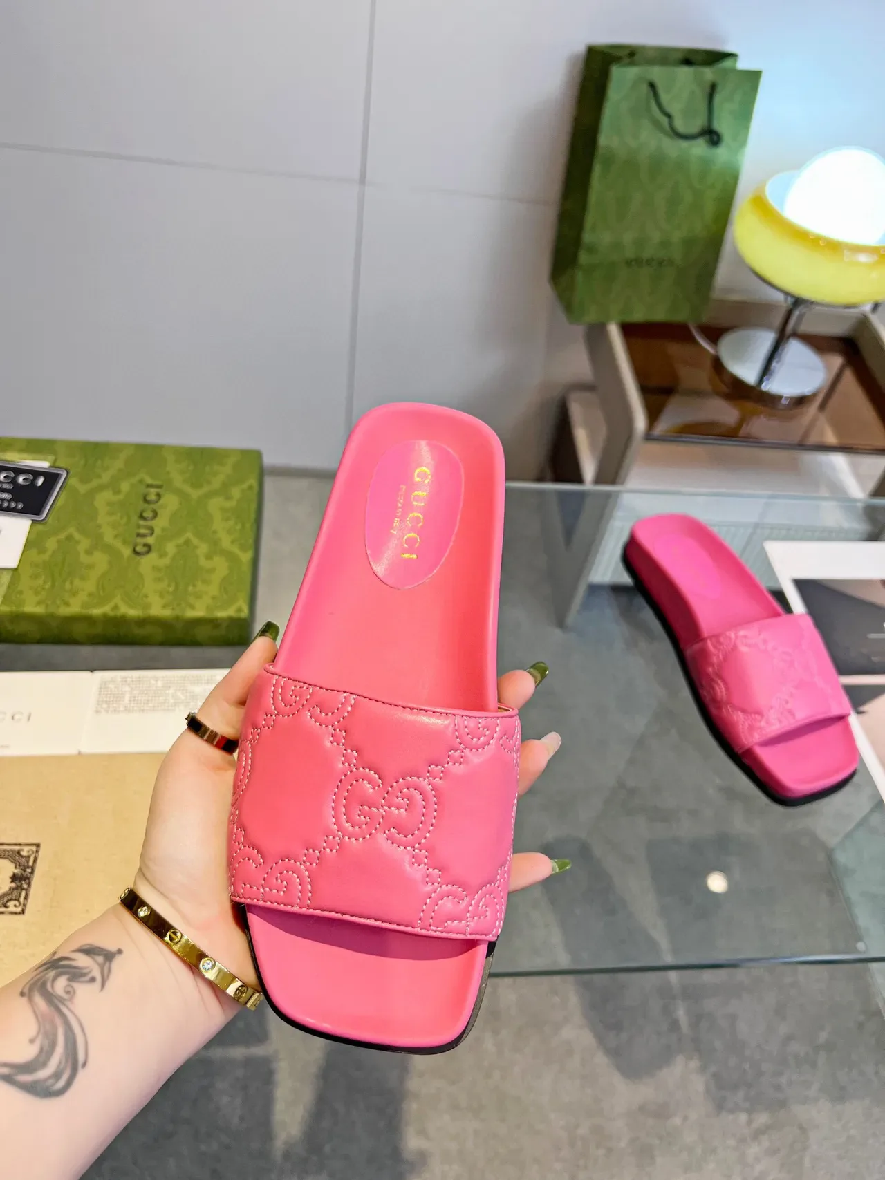 Gucci GG Marmont Slide Sandales Rose avec Bride Embossée 8