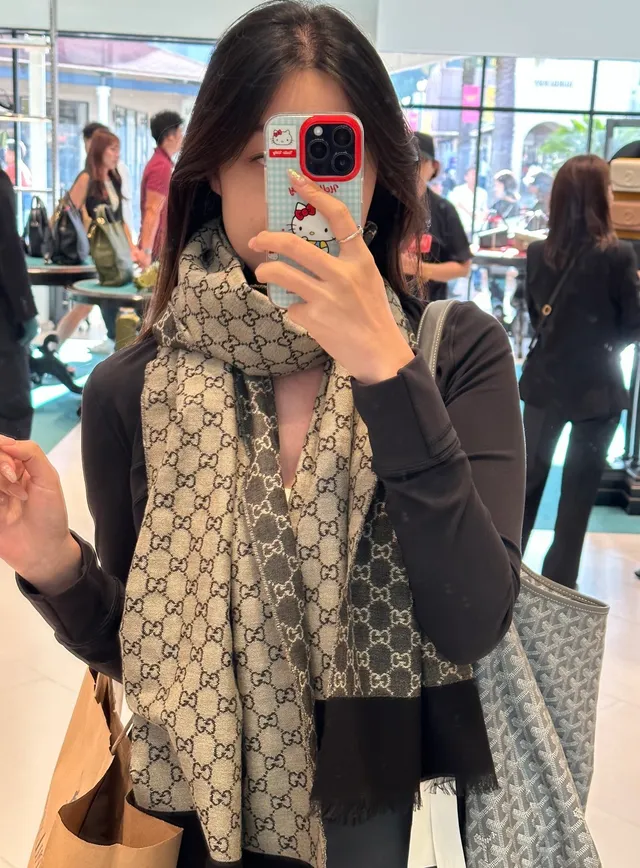 Gucci GG Monogram Écharpe en cachemire noir et beige 2