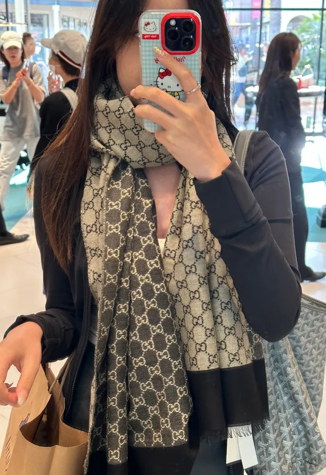 Gucci GG Monogram Écharpe en cachemire noir et beige 3