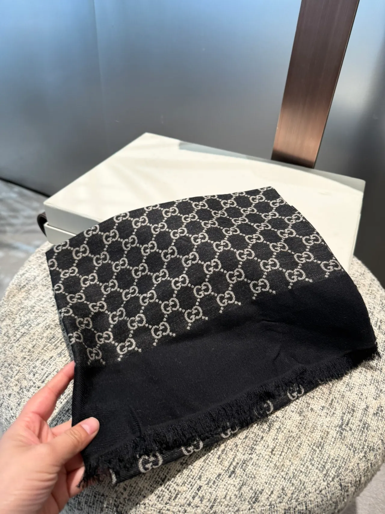 Gucci GG Monogram Écharpe en cachemire noir et beige 4