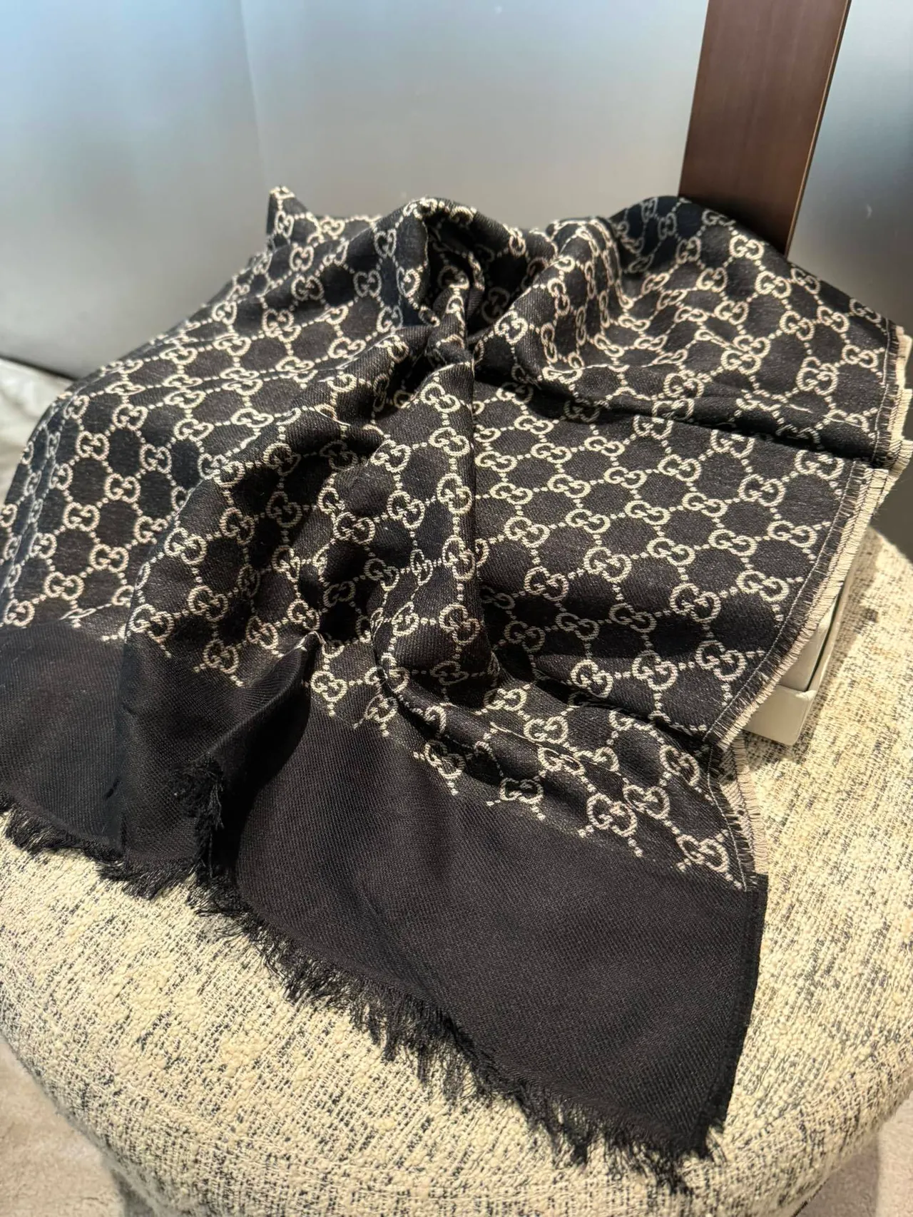 Gucci GG Monogram Écharpe en cachemire noir et beige 5