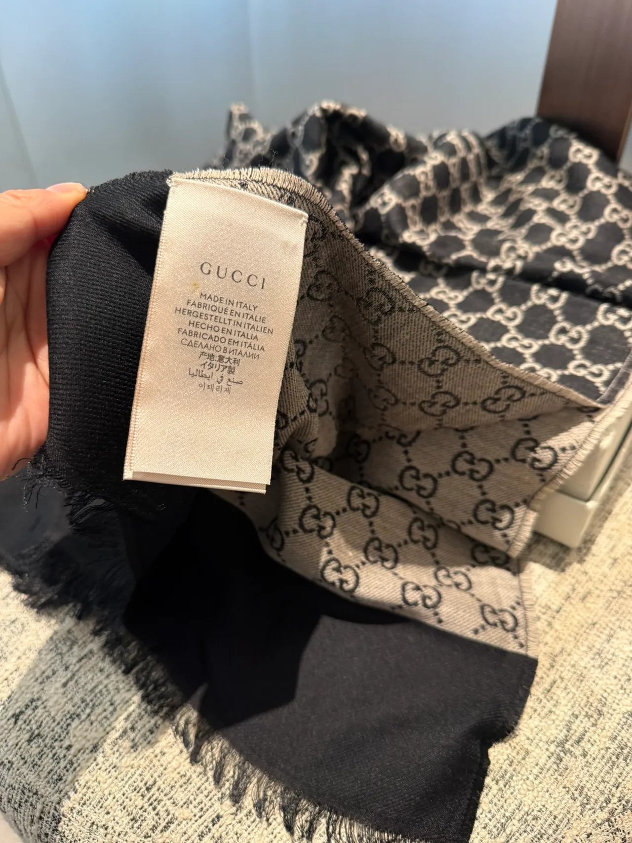 Gucci GG Monogram Écharpe en cachemire noir et beige 6