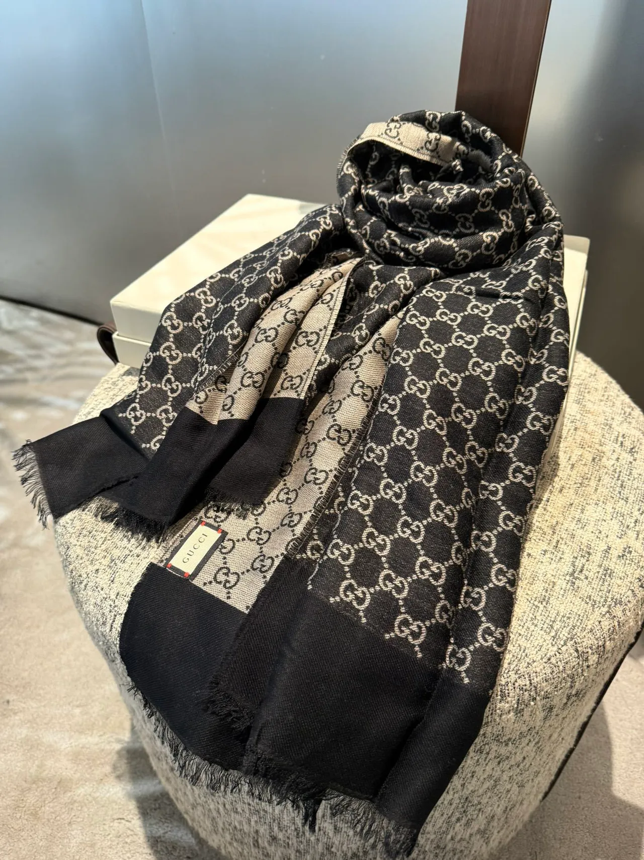 Gucci GG Monogram Écharpe en cachemire noir et beige 7