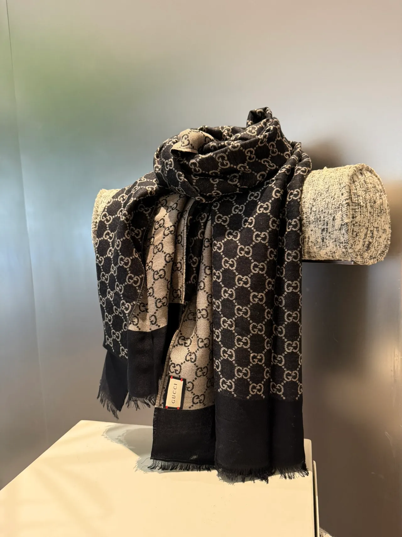 Gucci GG Monogram Écharpe en cachemire noir et beige 8