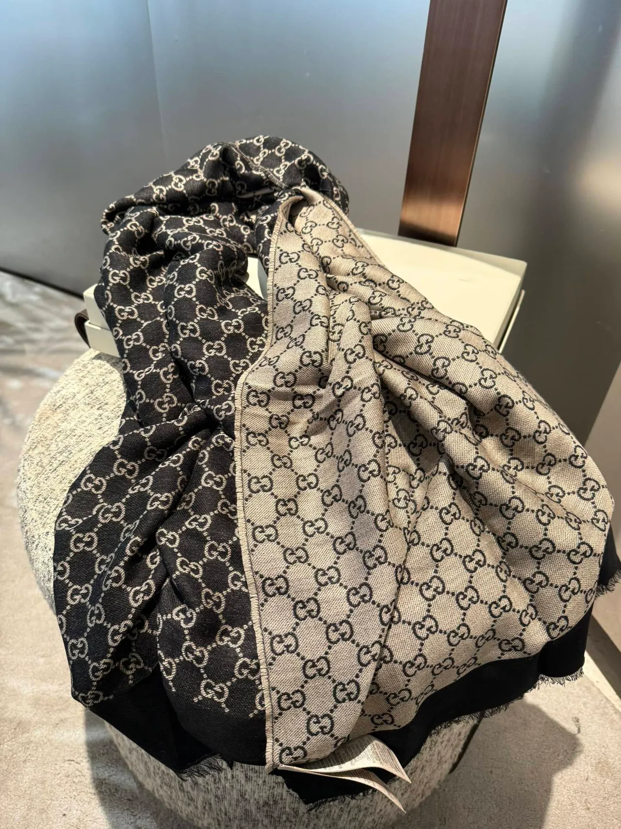 Gucci GG Monogram Écharpe en cachemire noir et beige 9