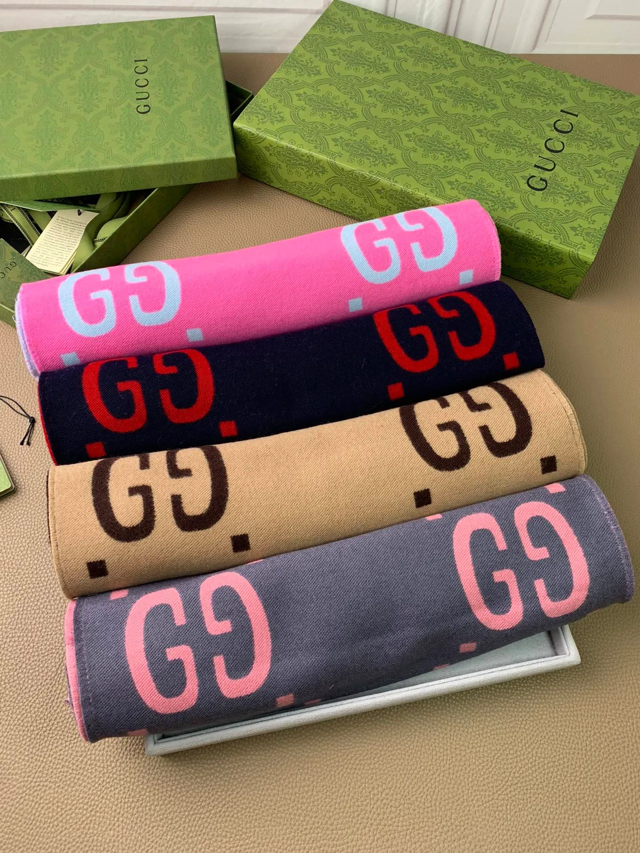 Gucci GG Monogram وشاح كشمير مزدوج الوجه 4