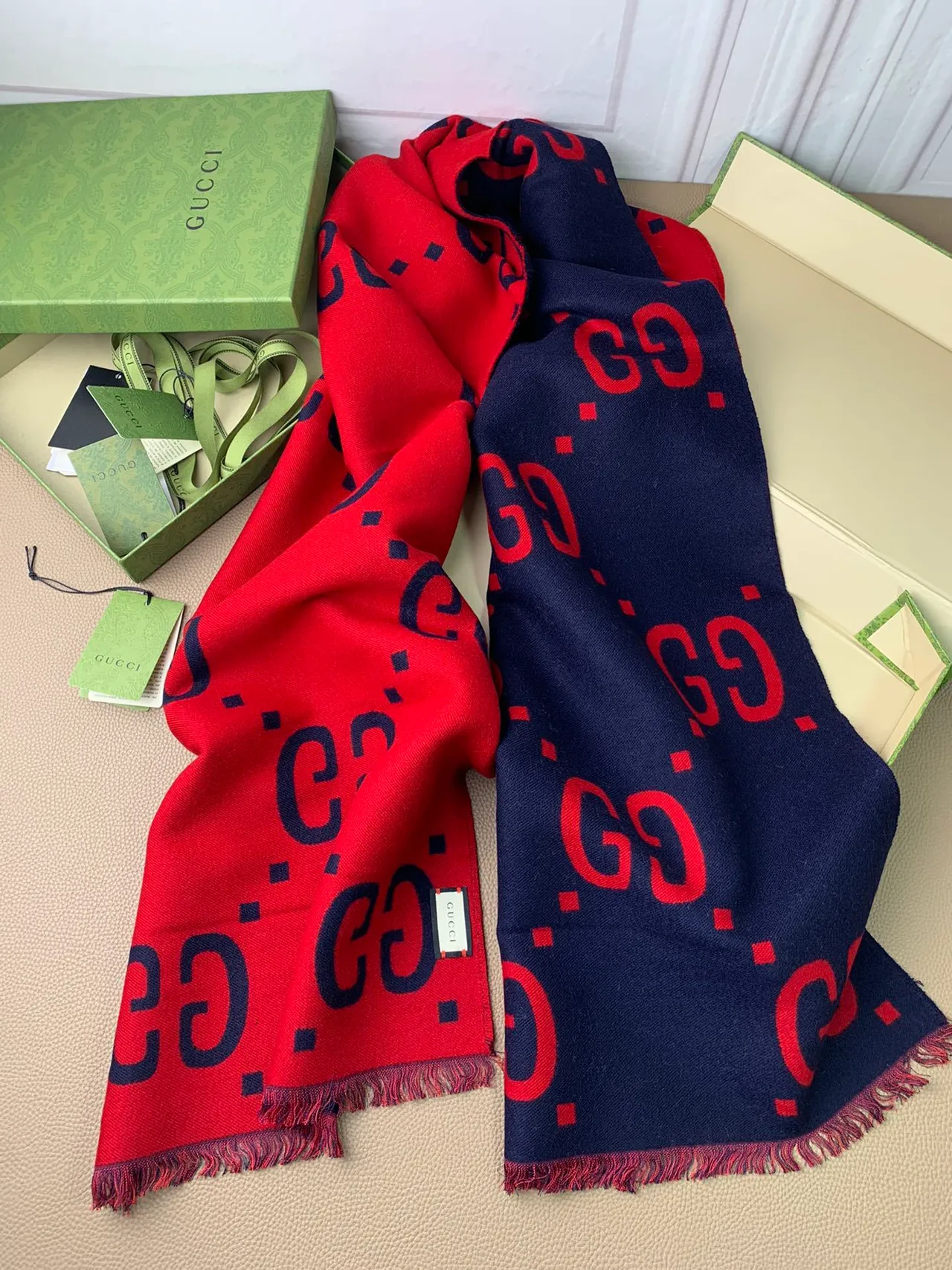 Gucci GG Monogram وشاح كشمير مزدوج الوجه 8