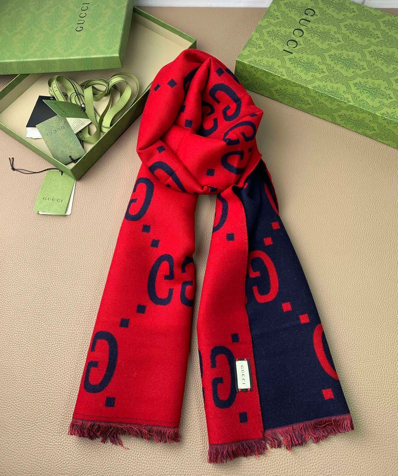 Gucci GG Monogram وشاح كشمير مزدوج الوجه 9