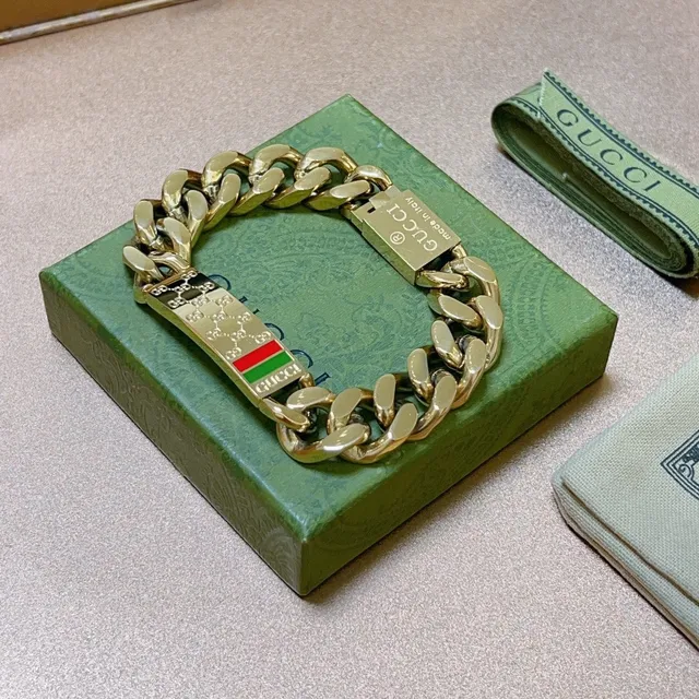 Gucci GG Plaque Bracelet Gold Green Curb-Link Chain Engraved Bracelet 2