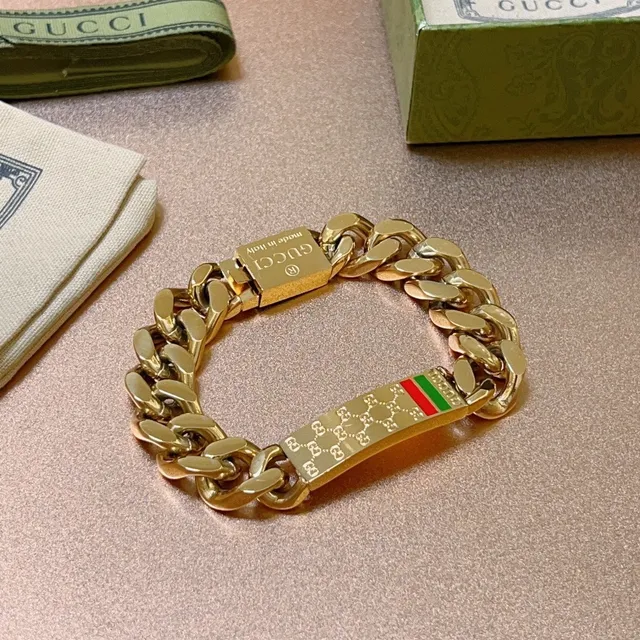 Gucci GG Plaque Bracelet Gold Green Curb-Link Chain Engraved Bracelet 4