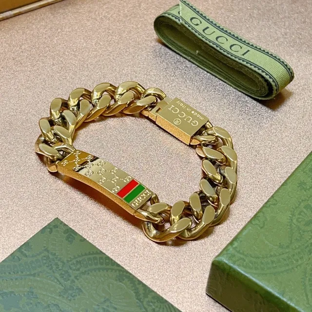 Gucci GG Plaque Bracelet Gold Green Curb-Link Chain Engraved Bracelet 7