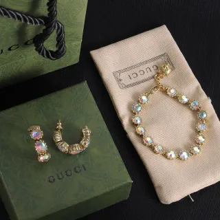 Gucci Pulsera con Cabeza de León de Cristal Iridiscente de tono dorado