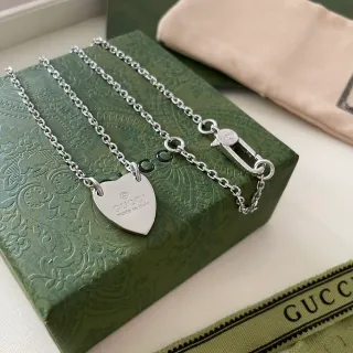 Gucci قلادة قلب فضية أخضر عسكري شعار منحوت