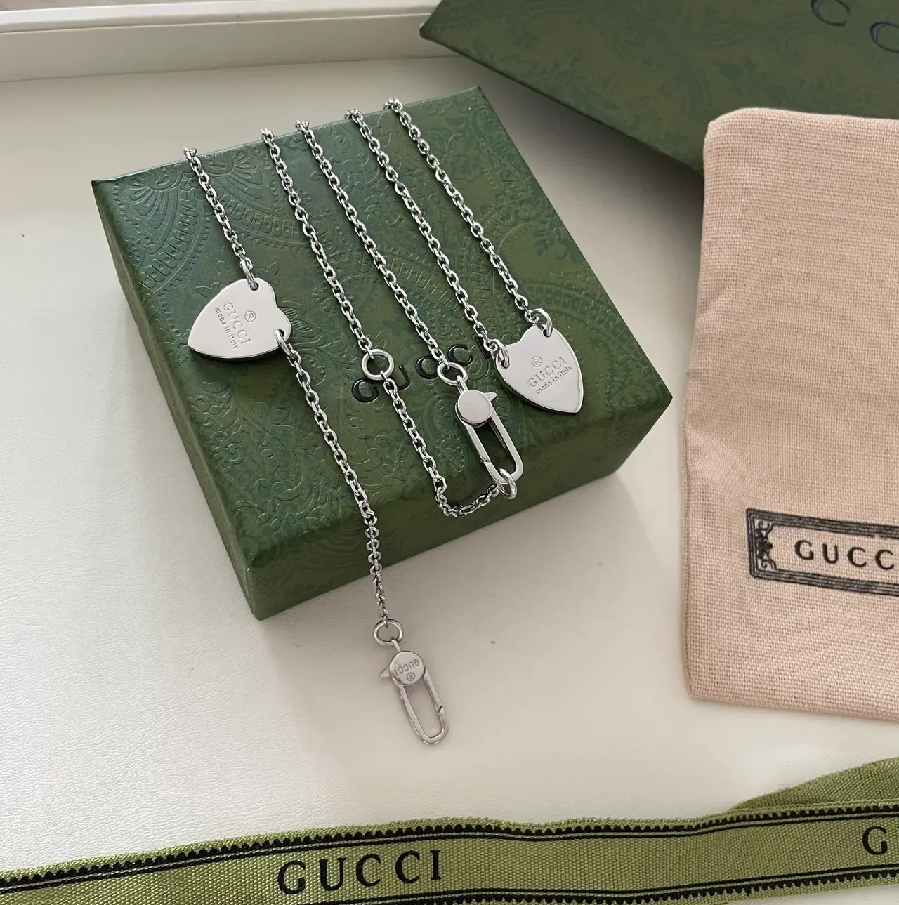Gucci قلادة قلب فضية أخضر عسكري شعار منحوت 2
