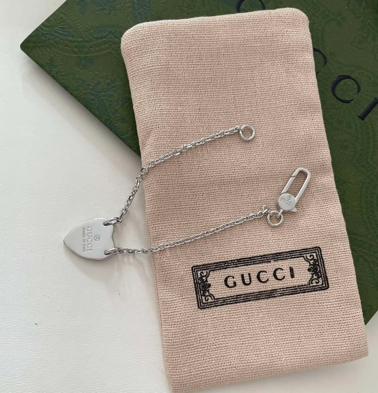 Gucci قلادة قلب فضية أخضر عسكري شعار منحوت 4