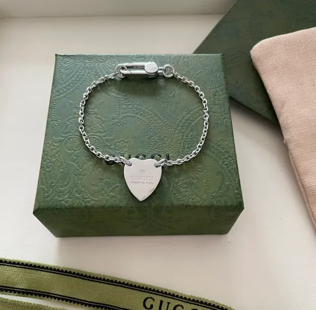 Gucci قلادة قلب فضية أخضر عسكري شعار منحوت 5