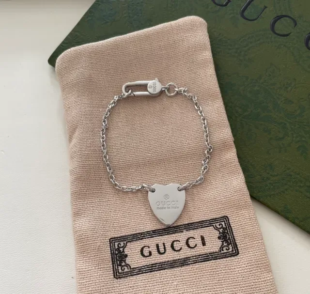 Gucci قلادة قلب فضية أخضر عسكري شعار منحوت 7