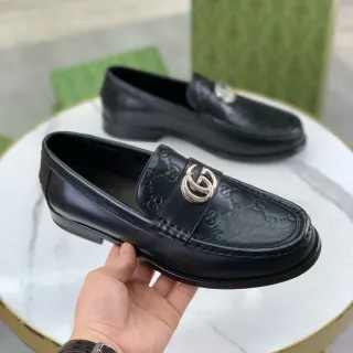 Gucci Horsebit 1955 काला चमड़े का एम्बॉस्ड GG लोफर