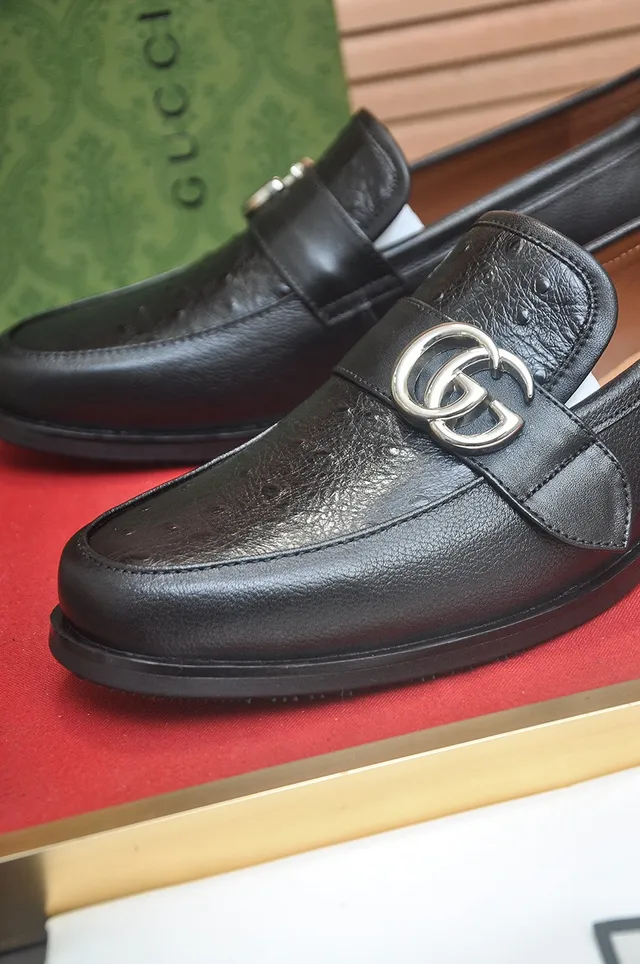Gucci Horsebit 1955 Mocassins en cuir noir avec texture d'autruche 8