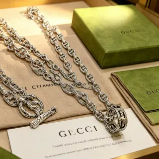 قلادة Gucci Horsebit 1955 Interlocking G-Link بلون فضي
