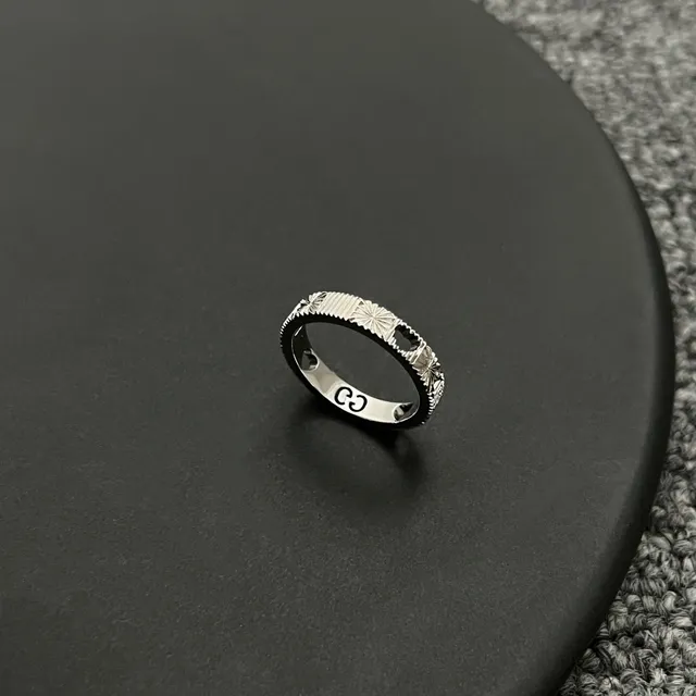Gucci Icon Series 18K White Gold Heart Ring 4