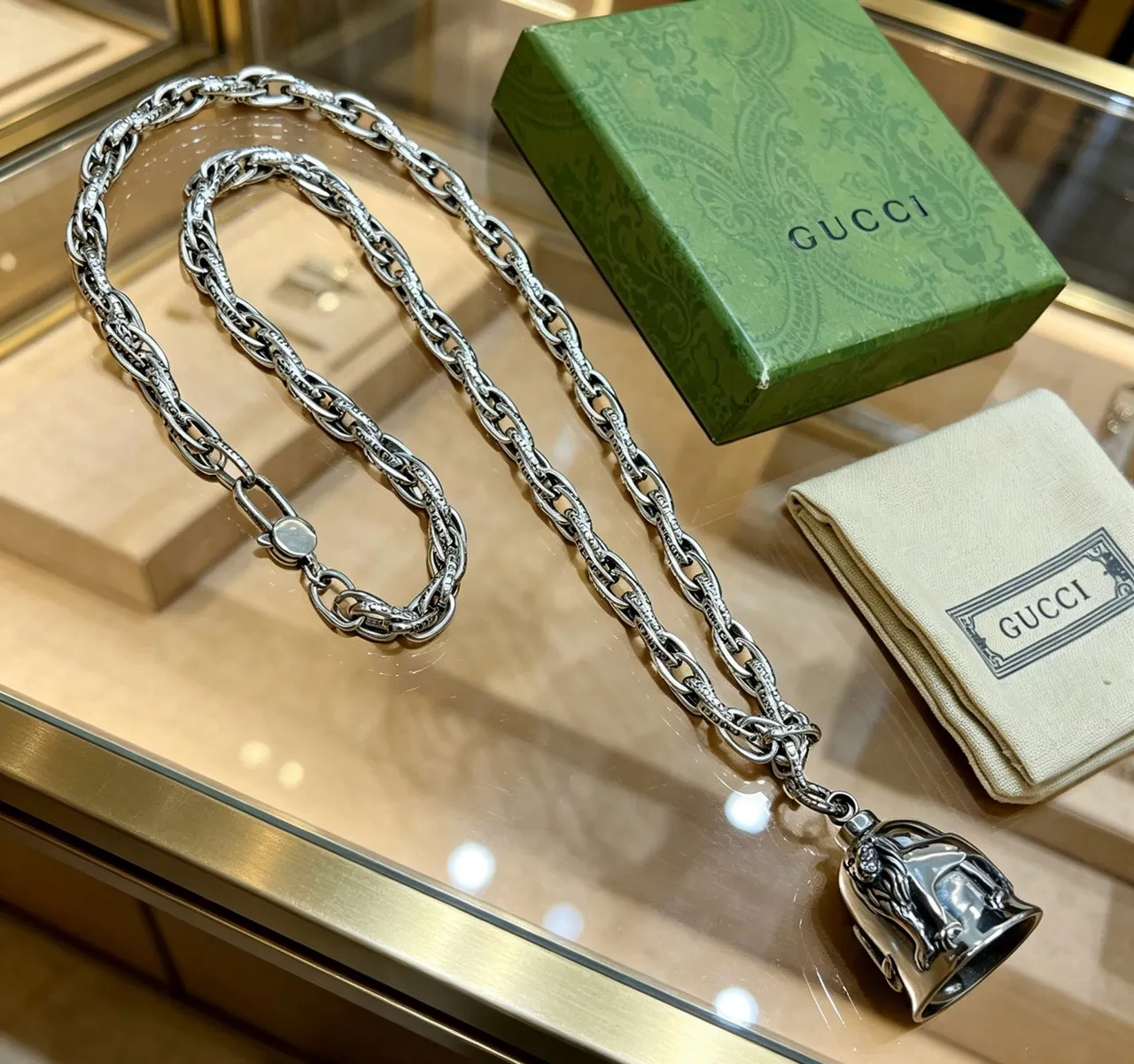 Gucci Pendentif Clochette de Lion Collier Chaîne Curb-Link Lourde 2