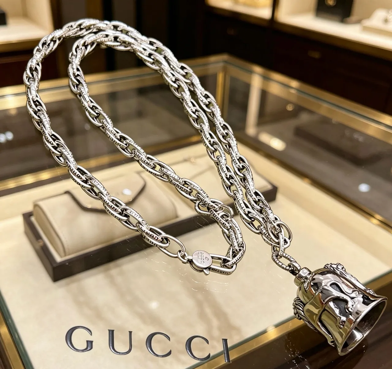 Gucci Pendentif Clochette de Lion Collier Chaîne Curb-Link Lourde 4