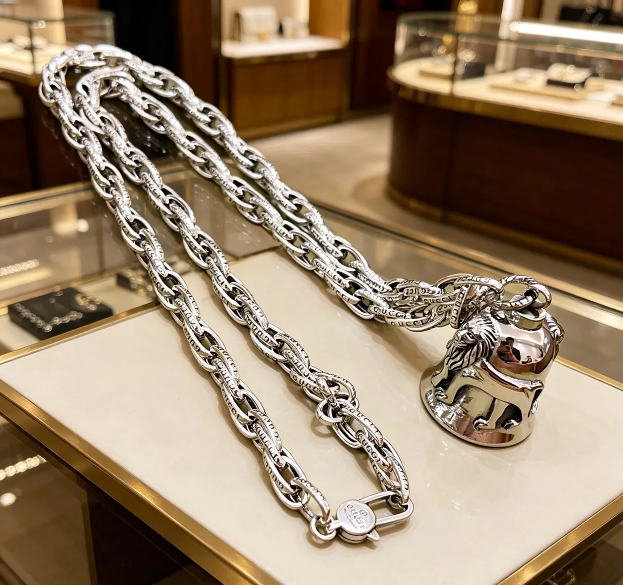 Gucci Pendentif Clochette de Lion Collier Chaîne Curb-Link Lourde 7