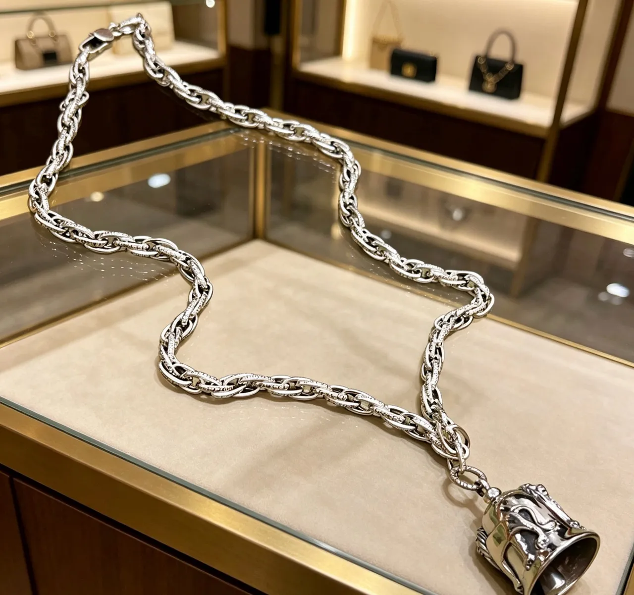 Gucci Pendentif Clochette de Lion Collier Chaîne Curb-Link Lourde 9
