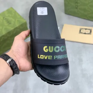 Gucci Love Paradise काला ग्रेडिएंट लोगो स्लाइड स्लिपर्स