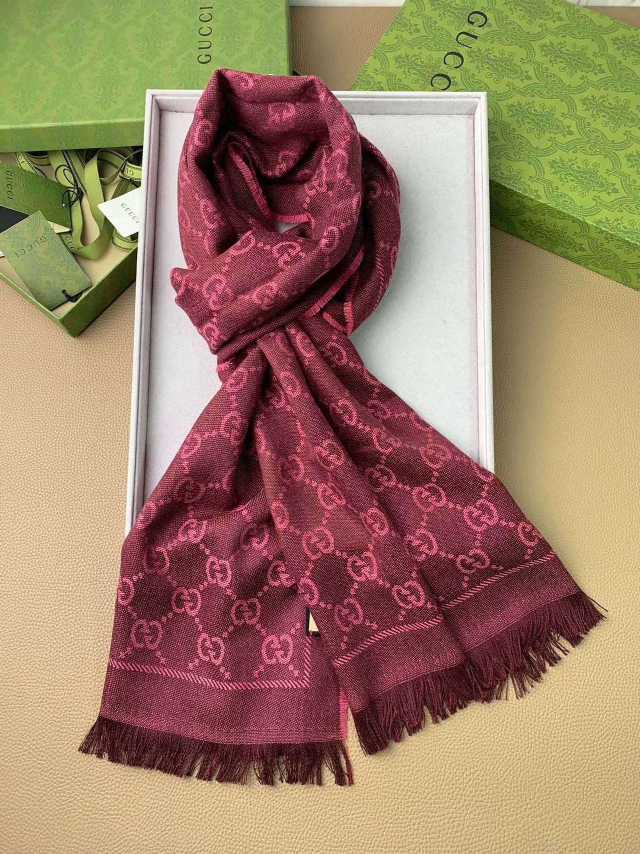 Gucci Écharpe de Cachemire Rose Borgogne Monogrammée à Franges 2