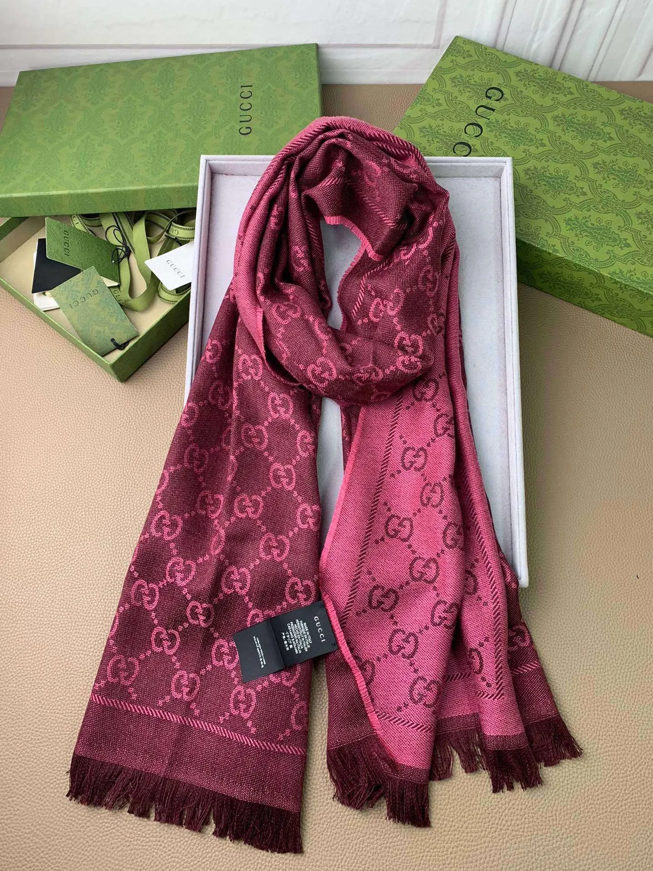 Gucci Écharpe de Cachemire Rose Borgogne Monogrammée à Franges 3