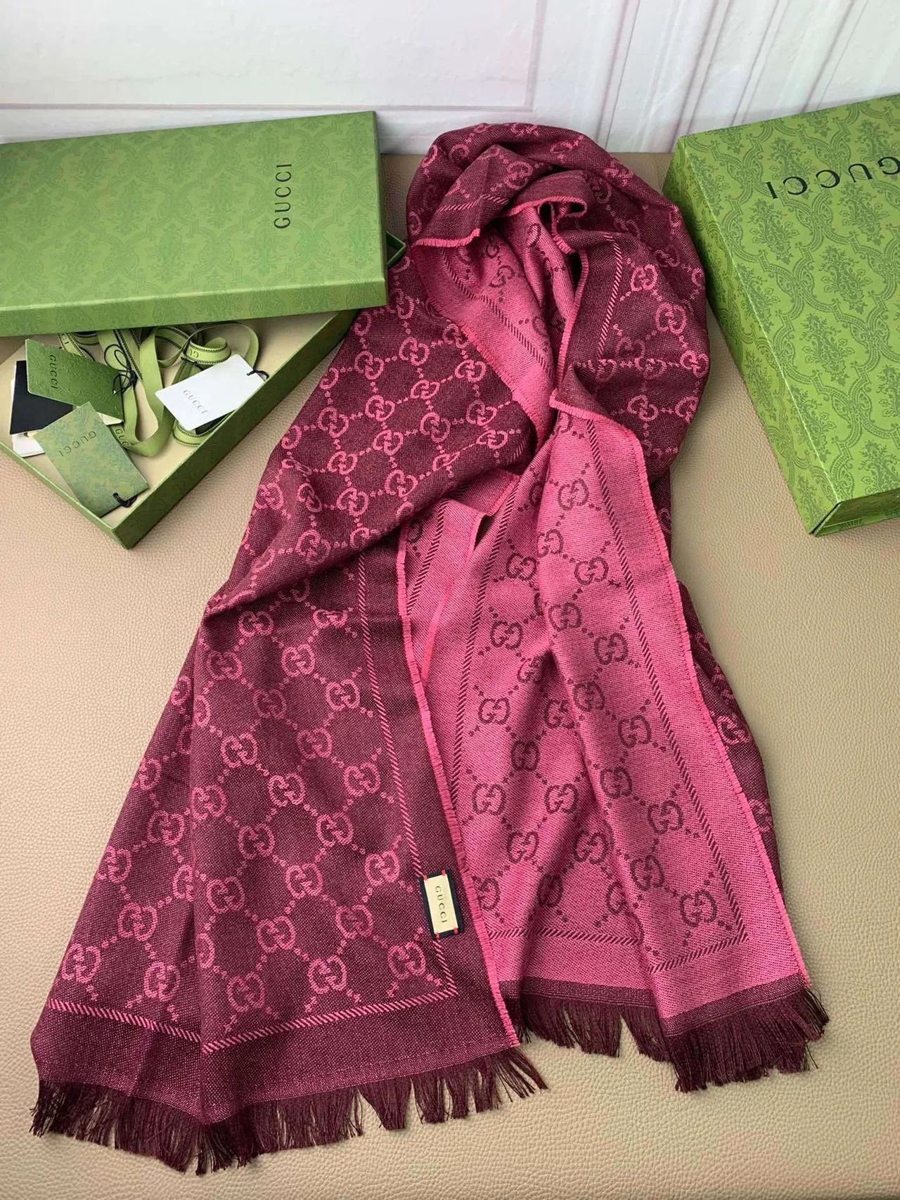 Gucci Écharpe de Cachemire Rose Borgogne Monogrammée à Franges 4
