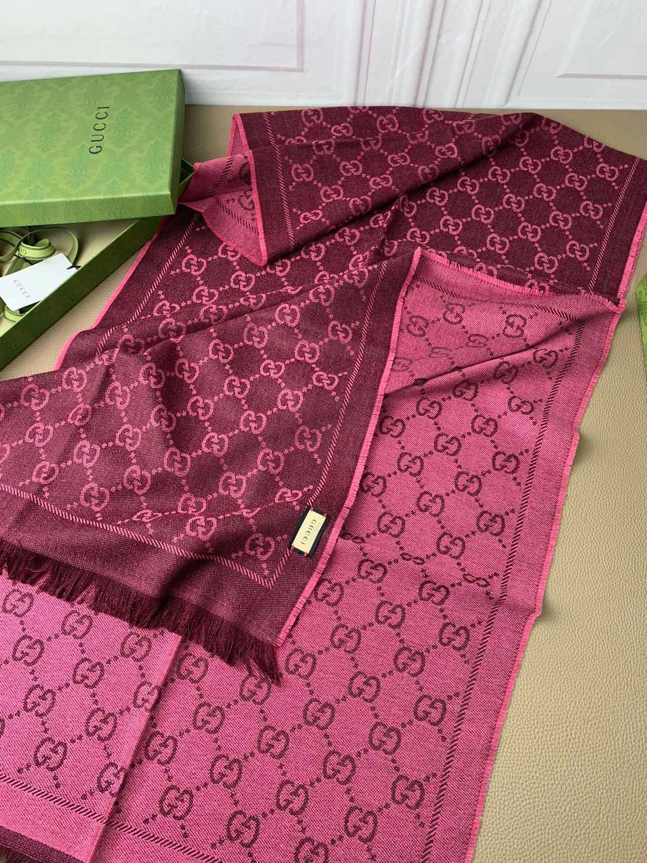 Gucci Écharpe de Cachemire Rose Borgogne Monogrammée à Franges 5