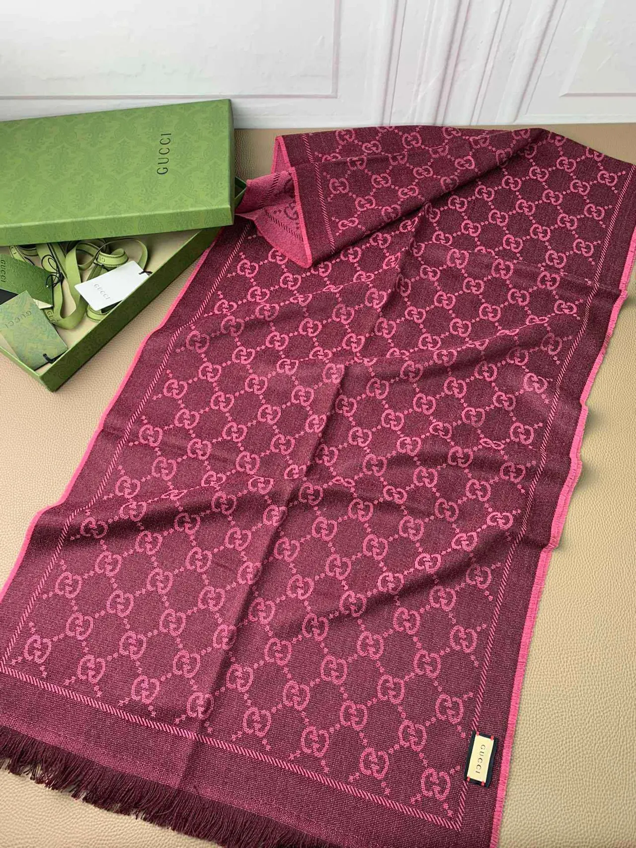 Gucci Écharpe de Cachemire Rose Borgogne Monogrammée à Franges 6
