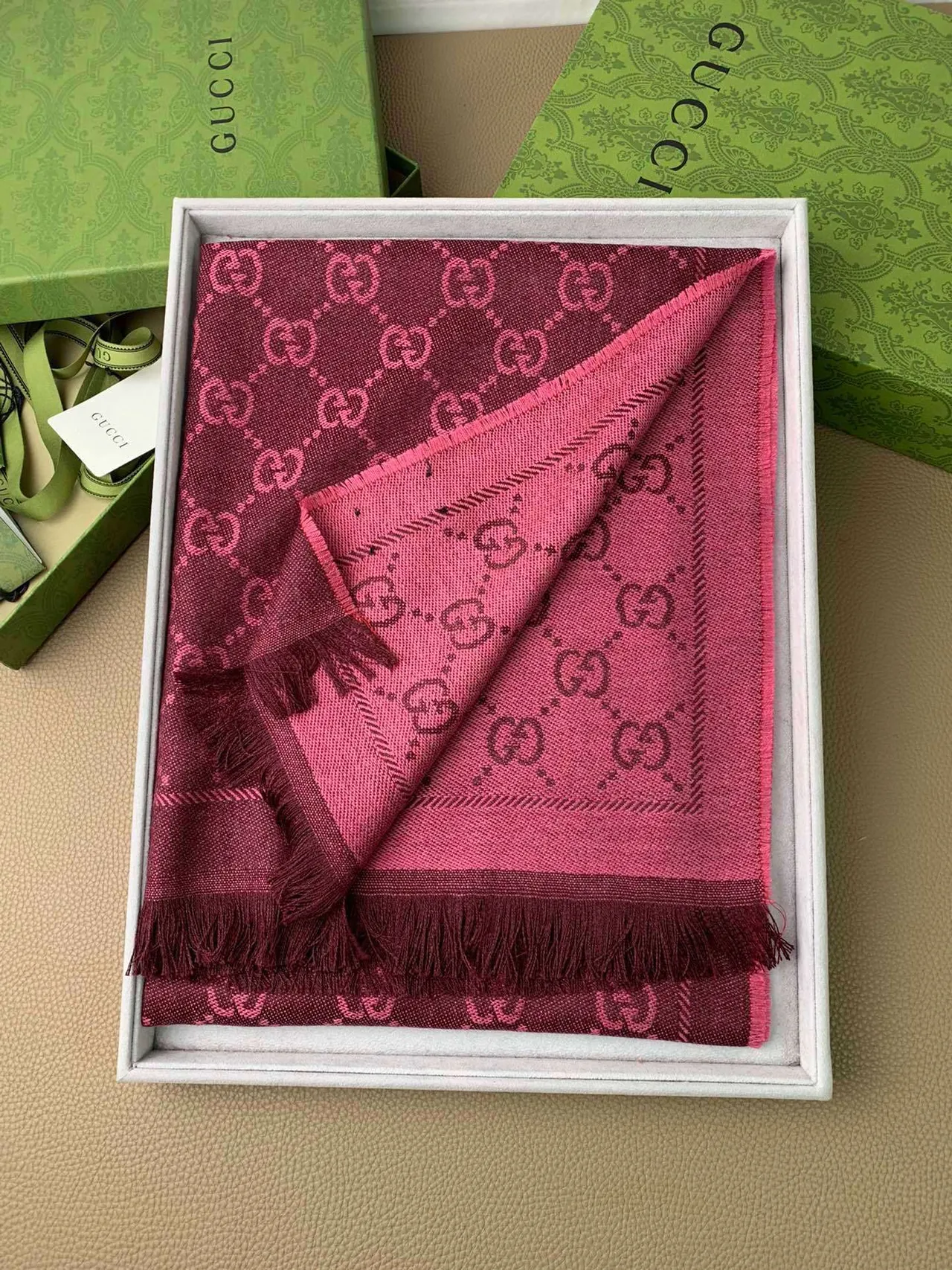 Gucci Écharpe de Cachemire Rose Borgogne Monogrammée à Franges 7