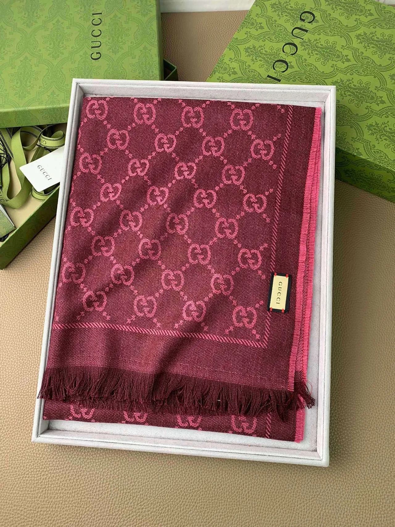 Gucci Écharpe de Cachemire Rose Borgogne Monogrammée à Franges 8
